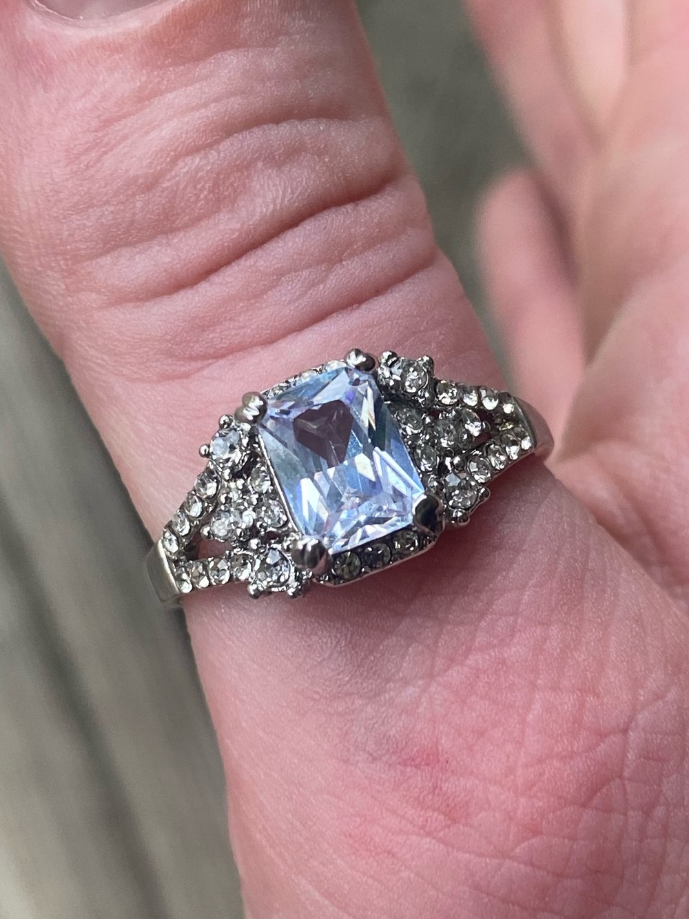 💍 .925 Sterling Ring W/ Emerald Cut Stone